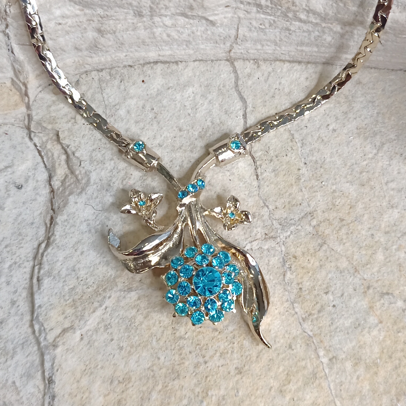 Vintage Blue Crystal Flower Necklace 55$